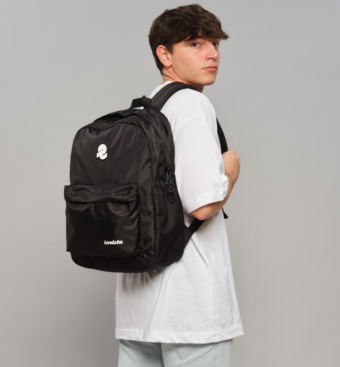 Zaino Invicta Carlson Plain: Stile Classico e Funzionalità Moderna Nero - Quiscuola