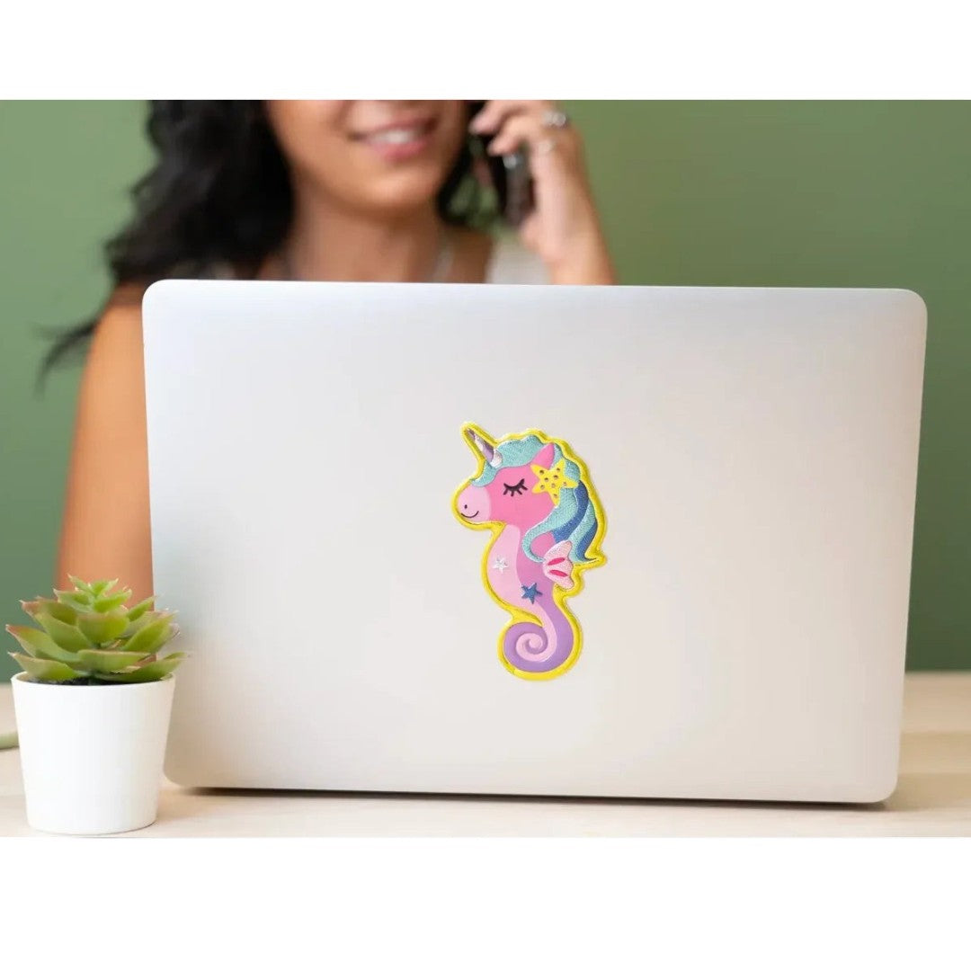 Quiscuola.it – Zaini, Astucci e Diari Scuola 3D seahorse unicorn sticker applied to a silver laptop cover