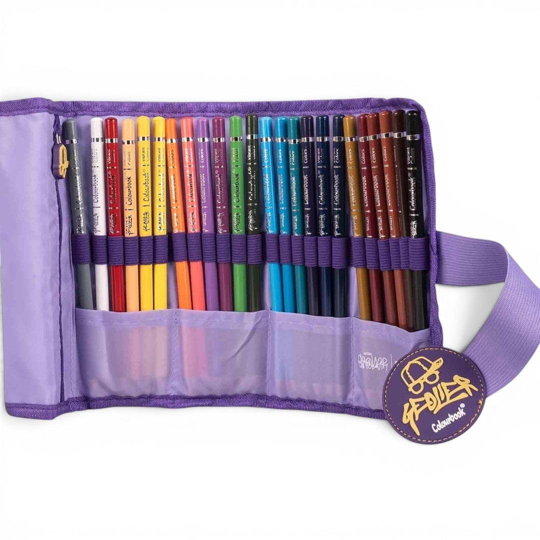 Astuccio a rotolo Quiscuola.it Geolier x Colourbook viola, 24 posti per pastelli, chiusura con elastico, ideale per scuola e disegno.