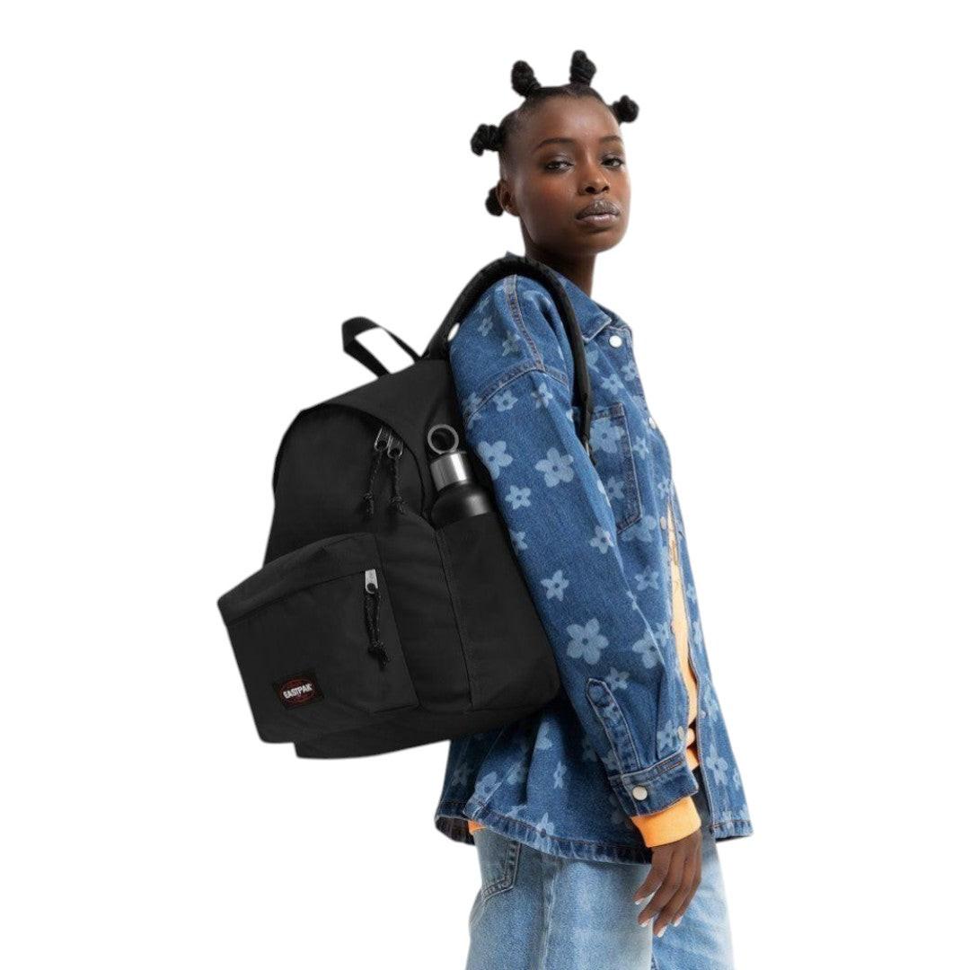 Zaino Eastpak Day Pak’R Nero – Design urbano e funzionalità smart.