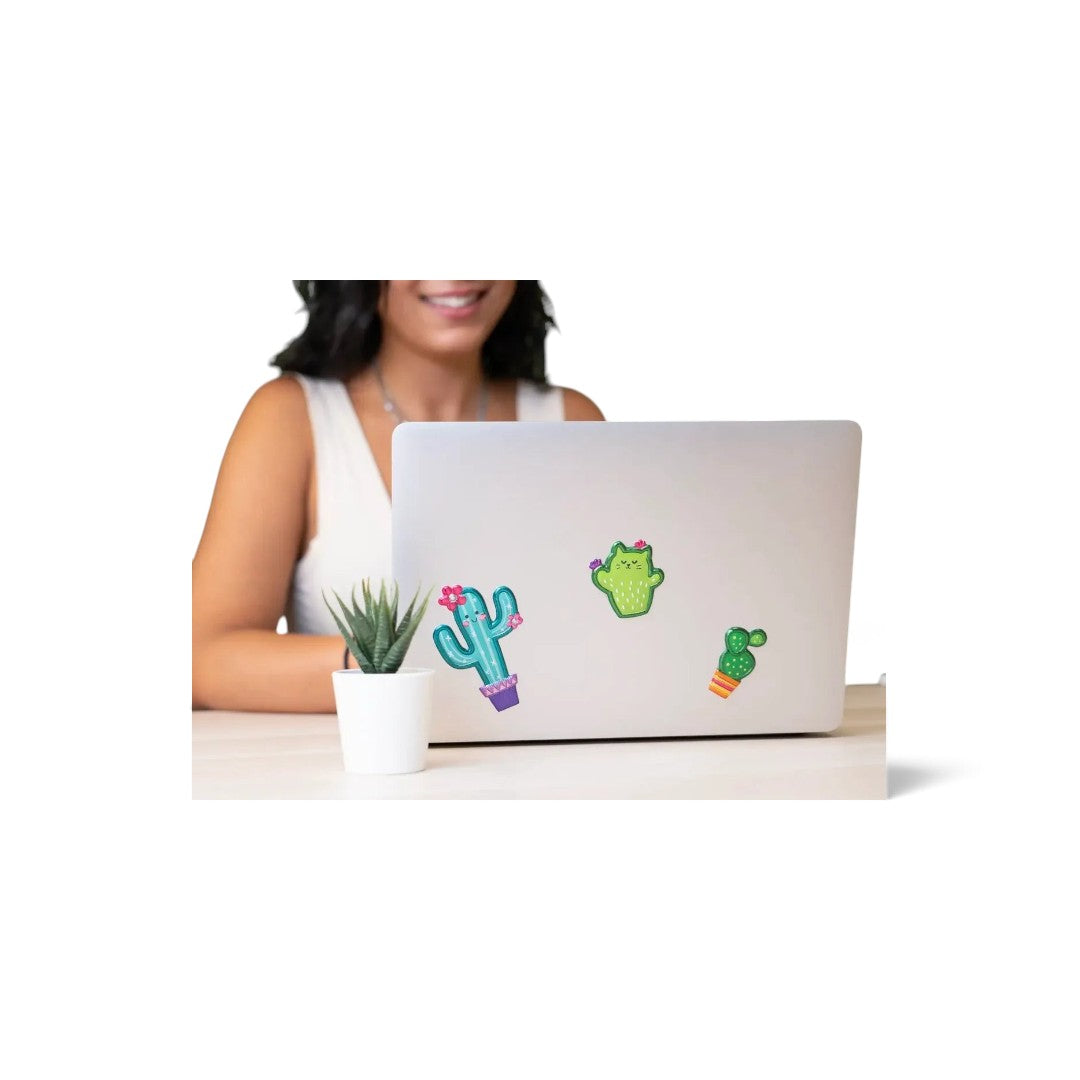 Quiscuola.it – Zaini, Astucci e Diari Scuola 3D cactus stickers applied to a laptop lid for a fun decorative look