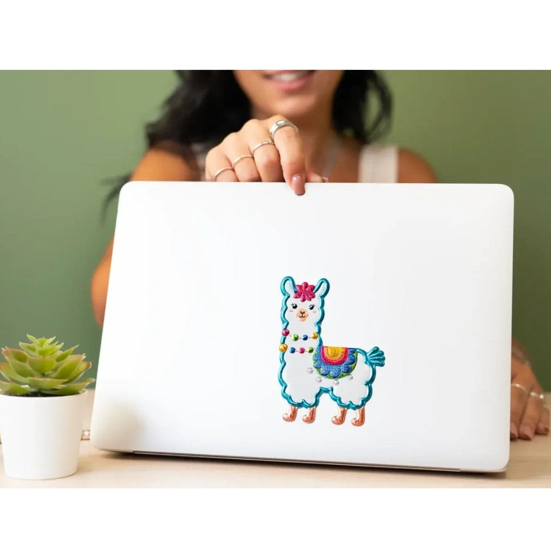 Quiscuola.it – Zaini, Astucci e Diari Scuola 3D llama sticker applied to a white laptop lid