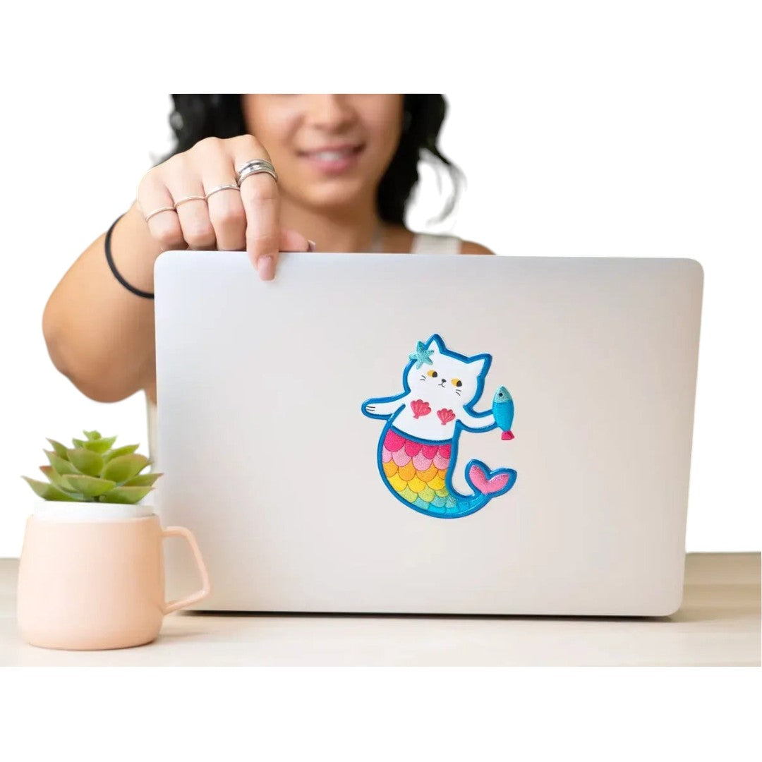 Quiscuola.it – Zaini, Astucci e Diari Scuola 3D mermaid cat sticker applied to a silver laptop cover