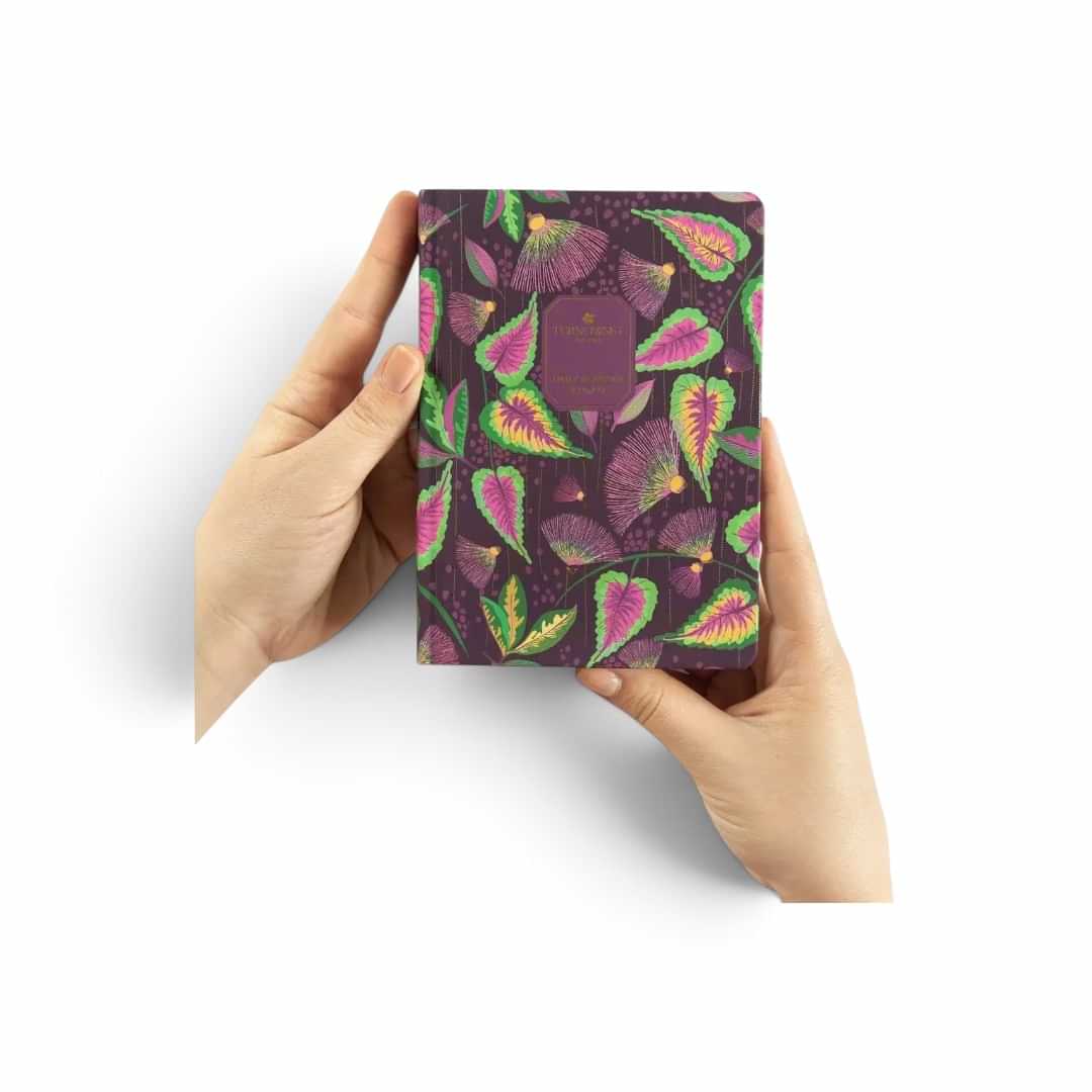 Quiscuola.it – Zaini, Astucci e Diari Scuola mini daily planner with purple jungle floral print held in hands