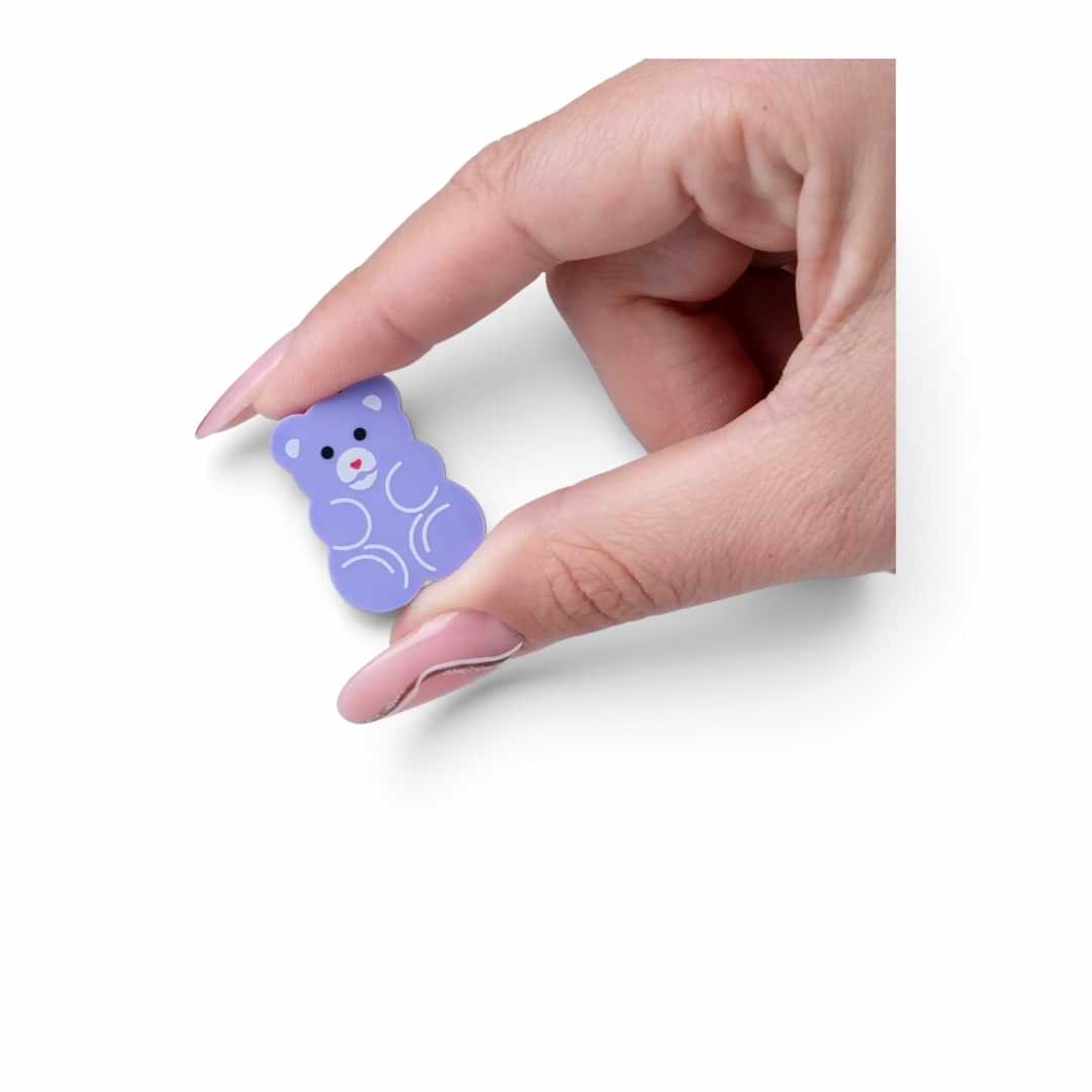 Quiscuola.it – Zaini, Astucci e Diari Scuola mini purple bear-shaped eraser held between fingers