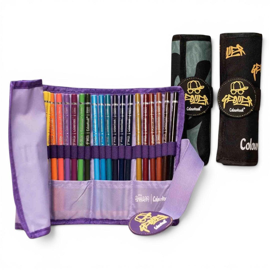 Astuccio a rotolo Quiscuola.it Geolier x Colourbook viola con 24 pastelli colorati, chiusura a nastro.