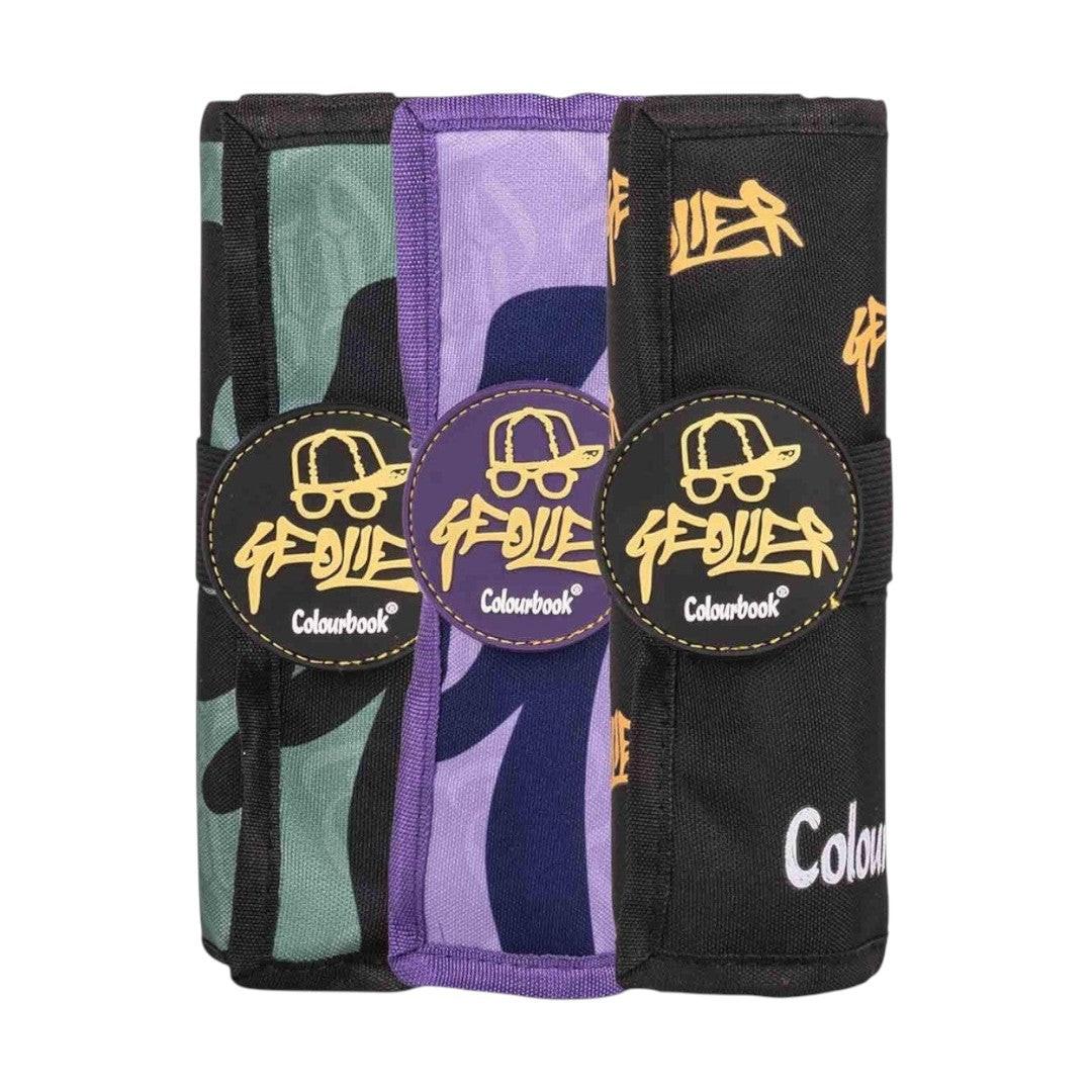 Astuccio a rotolo Quiscuola.it Geolier x Colourbook, 24 posti, con stampe camouflage e logo Geolier.