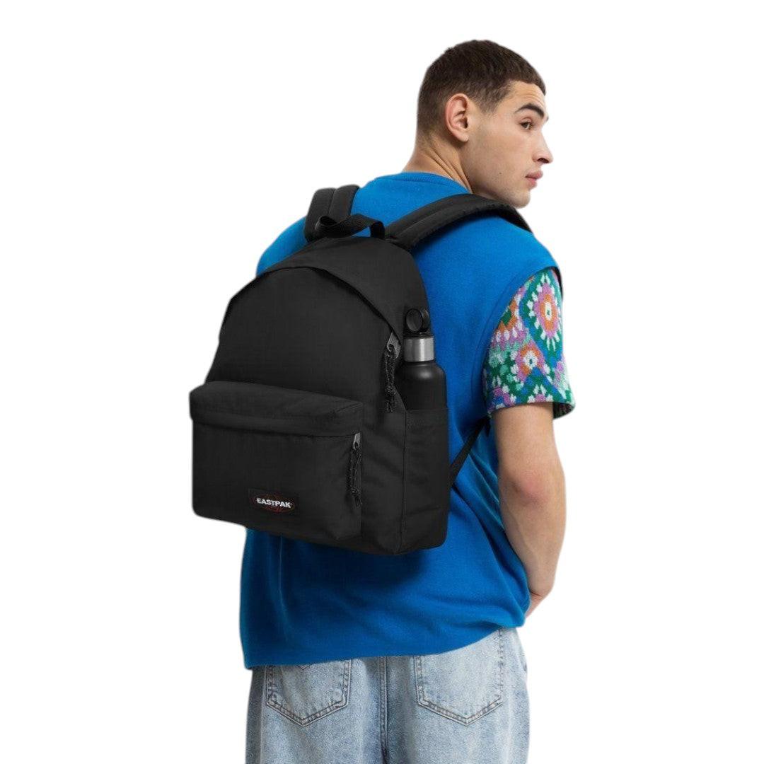 Zaino Eastpak Day Pak’R Nero – Design urbano e funzionalità smart.