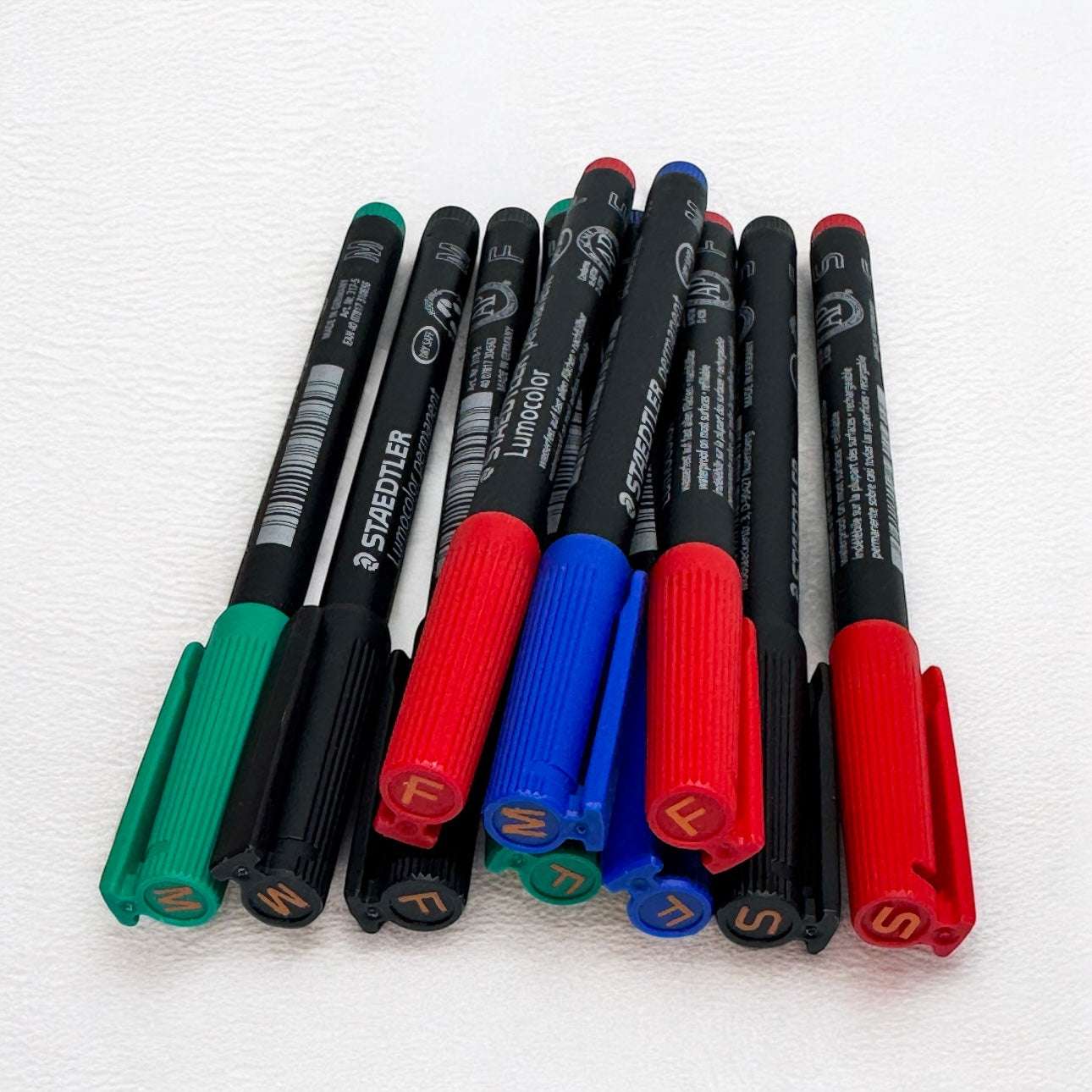 Pennarello Staedtler Lumocolor – Misure M, F, S in Nero, Blu, Rosso e Verde - Quiscuola